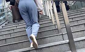 階段でデカ尻と下着のラインを見せまくる清楚系OL 